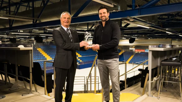 Diethelm Krause, Vizepr&auml;sident Finanzen des LSB NRW, &uuml;berreichte Florian Kehrmann die FELIX-Troph&auml;e in der Phoenix-Contact-Arena. - &copy; Andrea Bowinkelmann/LSB NRW