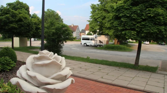 Der geschotterte Parkplatz an der Kampstra&szlig;e &ndash; hier der Blick von der Tortenkonditorei aus &ndash; ist Teil der Fl&auml;che, auf der das Fachmarktzentrum realisiert werden soll. Das Areal soll gr&ouml;&szlig;tenteils von transparenten L&auml;rmschutzw&auml;nden umgeben sein. - &copy; Dieter Asbrock