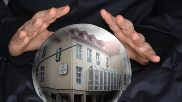 Schwimmbad statt Parkplatz? Was aus dem Hornschen Tor wird, ist - mal wieder - v&ouml;llig unklar. - &copy; Montage: Pixabay/Gr&ouml;ne