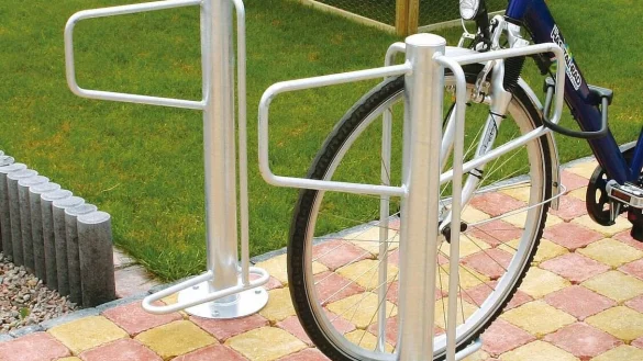 H&auml;lt das Fahrrad ohne die Felge zu verbiegen, sichert es gegen Wegrollen und verhindert das Einschlagen der Lenkung. Solche Pfosten sind als Abstellanlage aus Sicht des ADFC ideal. - &copy; Bergmann