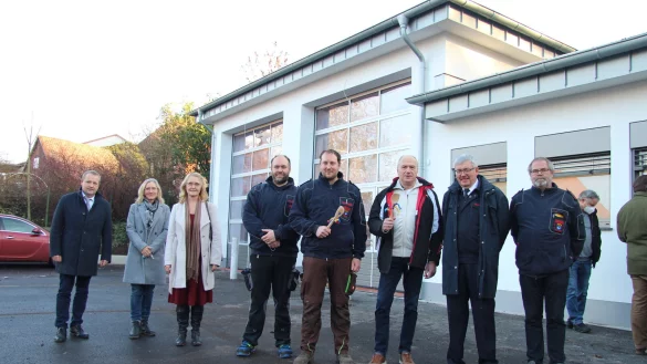 Endlich ist das Feuerwehrhaus in Stemmen fertig: B&uuml;rgermeister Mario Hecker (von links), Ute Seidemann , Andrea Feichtinger, Christian Dubbert, Christian Noltemeier, Heinrich Wischnewski, Udo Knaup und Heiner Puls sind zufrieden.&nbsp; - &copy; Kirsten Fuhrmann