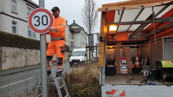 Neue Tempo-30-Schilder bringt Axel Friedrich in der Leopoldstra&szlig;e an. - &copy; Jost Wolf
