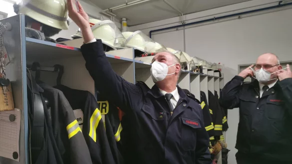 Demonstrieren die aktuelle Umkleidesituation im Feuerwehrhaus in Wendlinghausen: Ralf Krumsiek (links, Einheitsf&uuml;hrer Wendlinghausen) und G&uuml;nther Ostrop (stellvertretender Leiter der Feuerwehr D&ouml;rentrup). - &copy; Sylvia Frevert