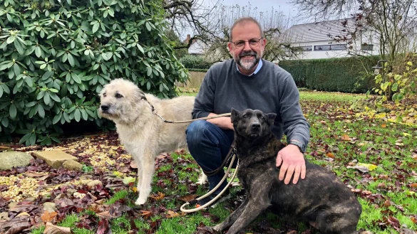 Der neue Vorsitzende des Tierschutzvereins Bad Salzuflen-Lemgo, J&uuml;rgen Kr&uuml;ll, mit seinen Hunden. - &copy; Sven Kienscherf
