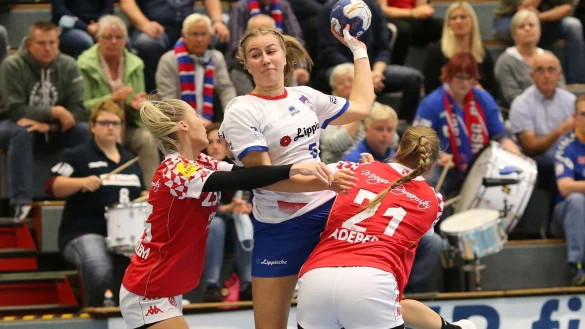 Nach dem Ausfall von drei R&uuml;ckraumspielerinnen kommt auf Blombergs Ann Kynast (am Ball) heute gegen Dortmund eine gro&szlig;e Belastung zu. - &copy; Paul Cohen