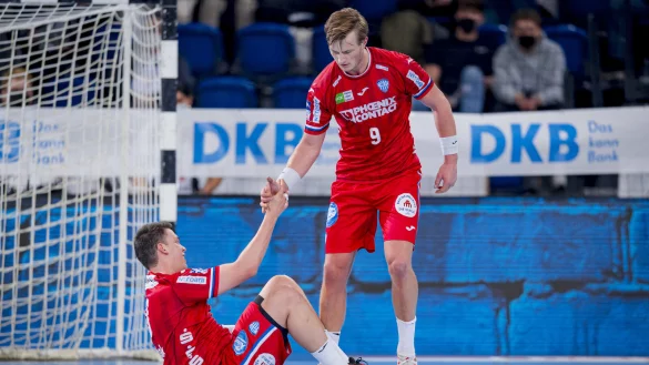 Keine Zeit, um lange traurig zu sein. Jonathan Carlsbog&aring;rd (rechts) hilft Frederik Simak nach der 19:32-Klatsche beim THW Kiel wieder auf die Beine. Foto: Sascha Klahn - &copy; saschaklahn.com