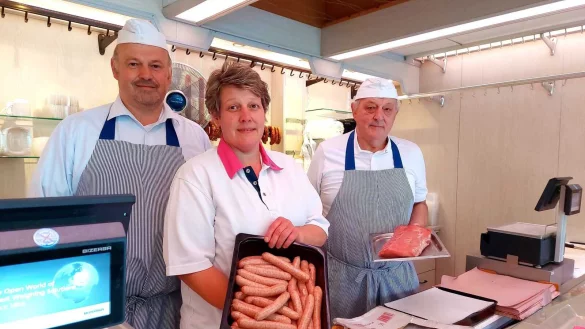 Andreas (51, von links), Alexandra (48) und Eckhard Grämmel (77) machen bereits seit Sommer eine unfreiwillige Marktpause in Detmold. Wie es aussieht, werden sie nicht zurückkehren. - © Janet König
