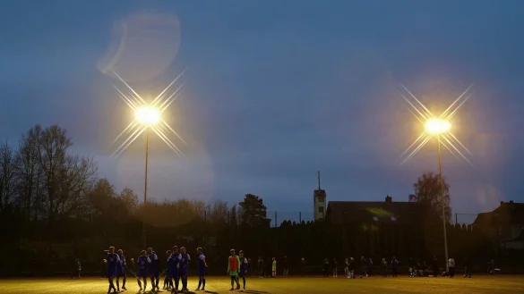 Ratlosigkeit bei den Spielern des TuS WE L&uuml;gde. Sie standen beim Bezirksligaspiel in Heidenoldendorf im Dunkeln. - &copy; J&ouml;rg Hagemann