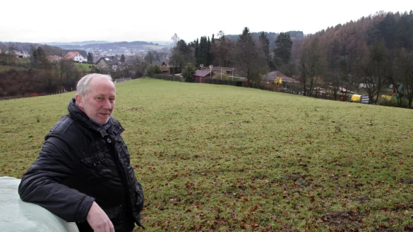 Optionen f&uuml;r die Zukunft: Vogelpark-Betreiber Friedrich-Wilhelm Eckstein m&ouml;chte sich die M&ouml;glichkeit zur Erweiterung des im Hintergrund zu sehenden Parks durch die angrenzende Wiese in seinem Besitz offen halten. - &copy; Bernhard Preu&szlig;
