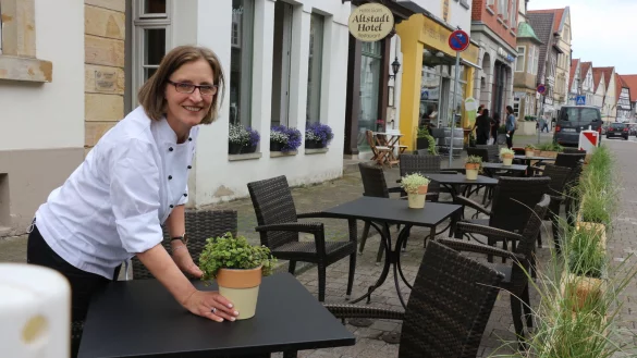 Chefin Michaela Ober vom Restaurant "Stadtgefl&uuml;ster" freut sich &uuml;ber den neuen "Biergarten". - &copy; Archivfoto: Janet K&ouml;nig