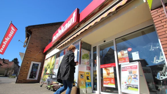 Die Polizei sucht einen Mann, der im Nahkauf Silixen 14 Stangen Zigaretten stehlen wollte. - &copy; Archivfoto: Jens Rademacher