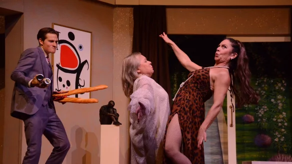 Haush&auml;lterin Anna (Christine Urspruch, Mitte) und Celine (Christine Neubauer) sind in ihrem t&auml;nzerischen Element. Guillaume (Moritz B&auml;ckerling) schaut zu. - &copy; Georg K&auml;lble