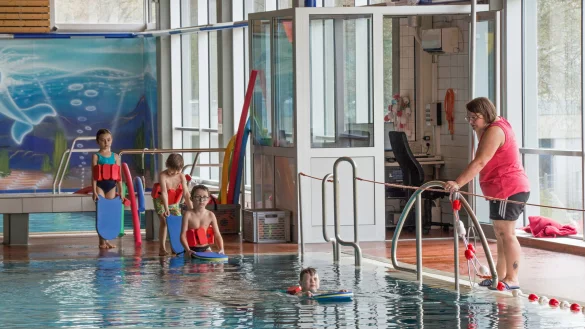 Unter den wachsamen Augen der Fachangestellten f&uuml;r B&auml;derbetriebe, Caren K&uuml;ppers, lernen die Kinder zu schwimmen &ndash; anfangs noch mithilfe eines G&uuml;rtels.&nbsp; - &copy; Archivfoto: Stadt Lage