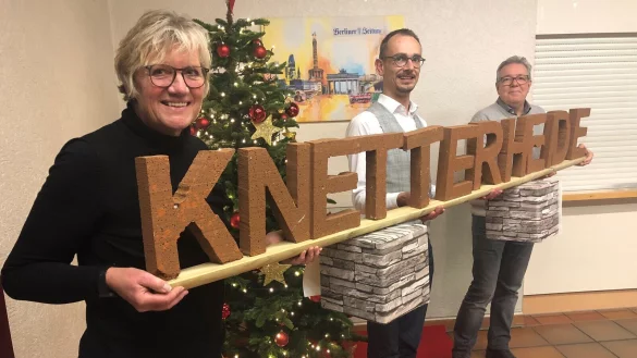 Heike G&ouml;rder, Patric Westermann (Mitte) und Dirk Br&uuml;ggenthies von der IG Knetterheide mit dem Modell. - &copy; Sven Kienscherf