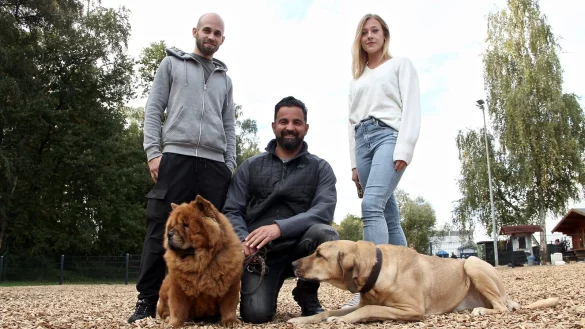 Durch eine intensive Kooperation wollen die Hundetrainer Timon M&auml;der (links) und Mustafa Irmak sowie die Hundephysiotherapeutin Isabell Na&szlig; ihre Synergien f&uuml;r ein harmonisches Miteinander von Mensch und Hund nutzen. - &copy; Heidi Stork