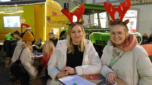 CVJM-Aktive Alina Hage (links) und Juliana G&uuml;nther (rechts). - &copy; Hajo G&auml;rtner