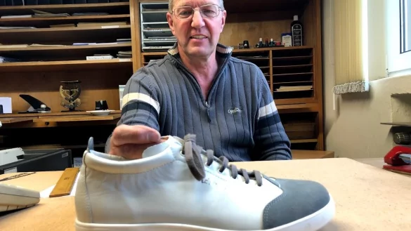 Klaus S&uuml;llwald hat den Retro-Sneaker der Eigenmarke &bdquo;Biekamp" entworfen. - &copy; Sven Kienscherf