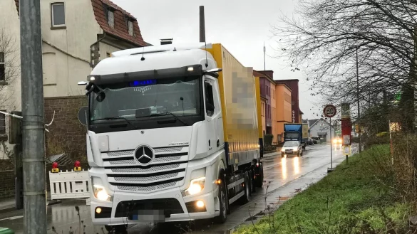 F&uuml;r den Kreiselbau ist die Kreuzung am Schmuckenberger Weg in Blomberg gesperrt worden. Einige Lkw-Fahrer mussten umst&auml;ndlich drehen. Foto: Seda Hagemann - &copy; Seda Hagemann