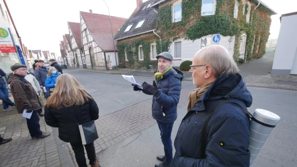 Stadtplaner Carsten Lottner (zweiter von rechts) und Hartmut L&uuml;deling (ganz rechts) erl&auml;utern, mit welchen Ver&auml;nderungen man den Verkehr in der Nordstra&szlig;e bremsen k&ouml;nnte. Das werde den Anwohnern mehr Lebensqualit&auml;t bringen. - &copy; Jost Wolf