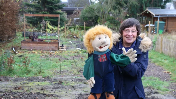 Pfarrerin Martina Stecker mit Handpuppe Felix im Zukunftsgarten hinter ihrem Wohnhaus. - &copy; Alexandra Schaller