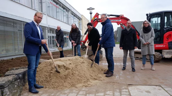 B&uuml;rgermeister Borris Ortmeier (von links), Andreas Wilde (Vorsitzender Ausschuss f&uuml;r Schule, Soziales und Generationen), Henning Waltermann (stellvertretender Vorsitzender Ausschuss f&uuml;r Bauen, Klimaschutz und Umwelt), Christian Olschweski (Vorsitzender Ausschuss f&uuml;r Bauen, Umwelt und Klimaschutz), Markus Tackenberg (stellvertretender Schulleiter), Chris H&uuml;te-Getboga (Leiter Bauen, Soziales und Ordnung) und Caroline Reil (stellvertretende Vorsitzende Ausschuss f&uuml;r Schule, Soziales und Generationen) beim symbolischen ersten Spatenstich. - &copy; Lorraine Brinkmann