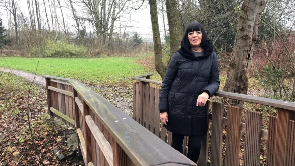 Beate Hoffmann-Hildebrand auf einer Br&uuml;cke im &bdquo;Deppe-Park". - &copy; Sven Kienscherf