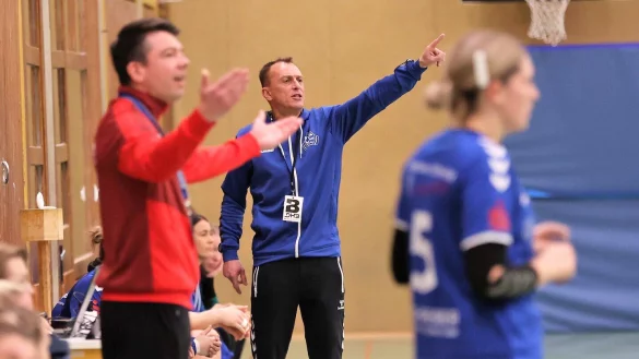 Bad Salzuflens Trainer Axel Carls gibt die n&auml;chste Anweisung. - &copy; Paul Cohen