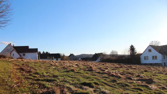 Die Gemeinde will dieses Grundst&uuml;ck zwischen der bestehenden Bebauung am Hellweg kaufen und dort ein zukunftsgerichtetes Wohnprojekt realisieren. - &copy; Nadine Uphoff