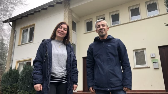 Claudia Fiedler und Ismet Cakmak stehen vor dem Haus in der K&ouml;nigsberger Stra&szlig;e, in dem sich ihr B&uuml;ro befindet. - &copy; Sven Kienscherf