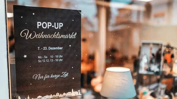 Das Plakat zum Pop-Up Weihnachtsmarkt im Schaufenster des Ladenlokals am Detmolder Marktplatz. - © Torben Gocke