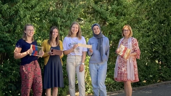 Zufrieden mit der Extra-Zeit zum Lernen: Frederike Pahne, Jana M&uuml;ller, Deborah Krah, Z&uuml;leyha Aydin und Sigrun D&uuml;e (von links). - &copy; Stadt Lemgo