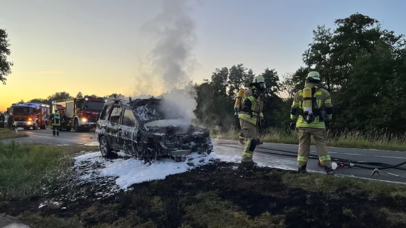 Die Feuerwehr bedeckt das Fahrzeug mit Schaum. - &copy; Feuerwehr L&uuml;gde