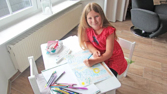 Klara Silbermann malt super gern: Am liebsten an ihrem kleinen wei&szlig;en Maltisch im Wohnzimmer. - &copy; Madlena Gerschner