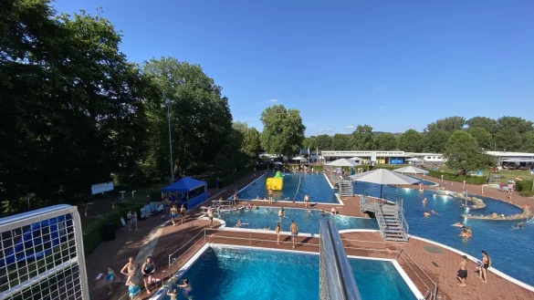 Blick vom Sprungturm auf das Bega-Bad. In diesem Jahr sind noch einige Veranstaltungen geplant. Foto: Stadtwerke Bad Salzuflen - &copy; Stadtwerke Bad Salzuflen