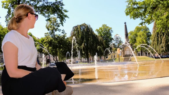 Selbst das sonst so beliebte Fontänenfeld am Kaiser-Wilhelm-Platz ist am Dienstagnachmittag nur spärlich besucht. Bei dem Wetter hilft aber eh vor allem ein schattiges Plätzchen. - © Janet König