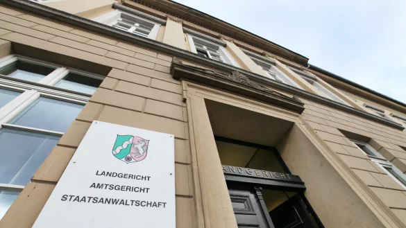 Vor dem Landgericht Detmold muss sich der 25-j&auml;hrige W. wegen r&auml;uberischer Erpressung verantworten. - &copy; Archivfoto: Bernhard Preuss