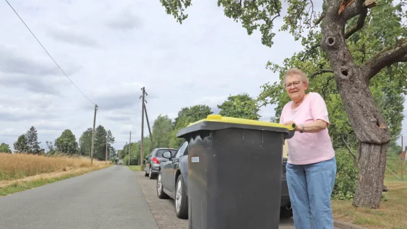 Edelgard P&ouml;hl soll ihre M&uuml;lltonnen am Abfuhrtag jetzt an der n&auml;chsten Stra&szlig;enecke abstellen. Das M&uuml;llfahrzeug f&auml;hrt nicht mehr bis zu ihrem Grundst&uuml;ck. Das ist f&uuml;r die 84-J&auml;hrige &auml;u&szlig;erst beschwerlich bis kaum m&ouml;glich.&nbsp; - &copy; Birgit Guhlke