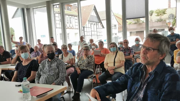Viel Publikum im Betriebsausschuss der Gemeinde Extertal. Zum Thema Kanalsanierung in der Rosenstra&szlig;e referiert Kanalbau-Sachverst&auml;ndiger Gerhard Jensen (vorn rechts). - &copy; Sylvia Frevert(LZ)