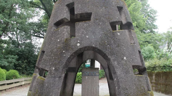 Das Ehrenmal f&uuml;r die Toten der Weltkriege nahe der evangelisch-reformierten Kirche von 1962. - &copy; Dieter Asbrock