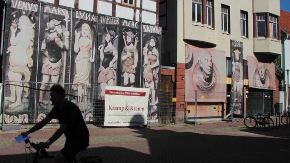 Kein sch&ouml;ner Anblick, trotz der bunten Planen. Das aber k&ouml;nnte sich bald &auml;ndern. Die Firma Kramp wird die beiden H&auml;user des ehemaligen Hanse-Centers fachm&auml;nnisch restaurieren. - &copy; Katrin Kantelberg