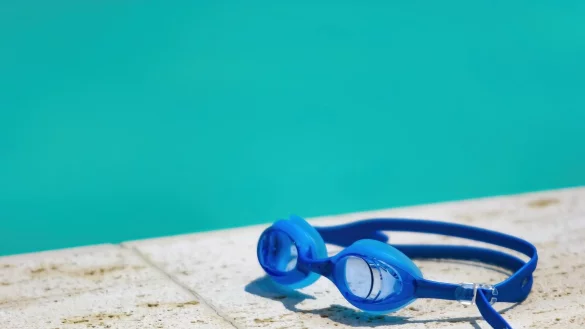 Die Polizei sucht den Lebensretter aus dem Freibad in Horn. - © Symbolbild Pixabay