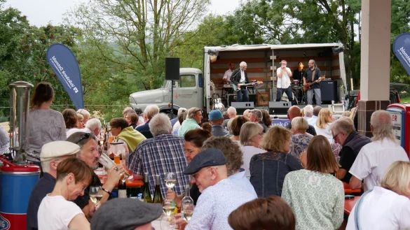 Zwischen Zapfsäule und Ölkabinett. Die Band mit Benjamin Bobe, Mickey Meinert, Dieter Kropp, Jan Koeckstadt und Martin Hohmeier begeistert rund 200 Gäste bei der Tankstellenparty (von links). - © Thomas Krügler
