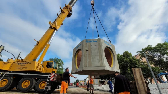 Da h&auml;ngt ein Betonbauwerk im Gegenwert eines gut ausgestatteten Kleinwagens. 35.000 Euro kostet das Kanalbauwerk, das in die Kreuzung an der Sch&ouml;tmarschen Stra&szlig;e eingebaut worden ist. - &copy; Astrid Sewing