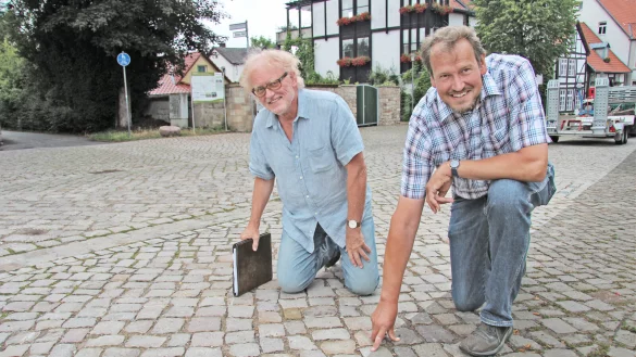 Wolfgang Sieweke (links) und Werner Kuloge versuchen, den Unterschied im Pflaster zu erf&uuml;hlen. Optisch ist er kaum zu erkennen. - &copy; Nadine Uphoff