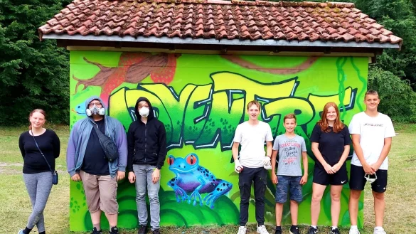 Fr&ouml;hlicher Blickfang: Farbenfrohe Tiere, Pflanzen, ein Wasserfall und die Schriftz&uuml;ge "Jungle" und "Adventure" zieren das H&auml;uschen. - &copy; Stadt Blomberg