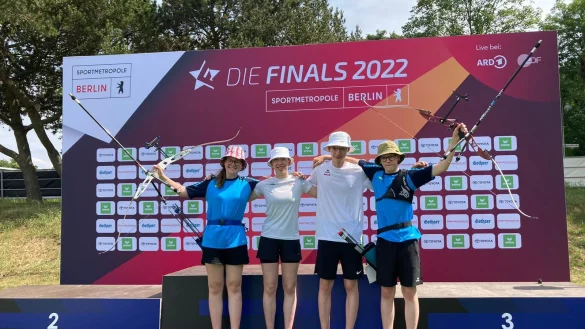 Lena Pelzer, Leonie Franke sowie Henrik und Tristan W&ouml;bel (von links) haben in Berling gute Leistungen gezeigt. - &copy; Bogensportverein