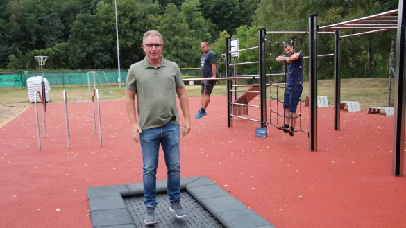 Der stellvertretende Vorsitzende des SuS Stemmen-Varenholz Dirk Richert, Sven Stein und Eduard D&uuml;ck testen die neue Calisthenics-Anlage. - &copy; Nadine Uphoff