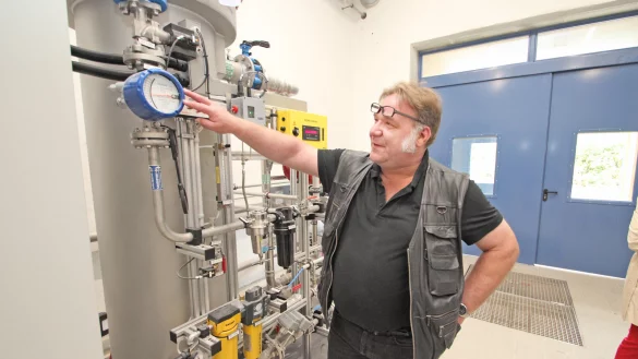 Axel Kr&uuml;ger, Abteilungsleiter bei "Stra&szlig;en und Entw&auml;sserung Lemgo", erkl&auml;rt die neue Technik der Lemgoer Kl&auml;ranlage, die unter anderem Medikamentenr&uuml;ckst&auml;nde aus dem Wasser holt. - &copy; Jens Rademacher