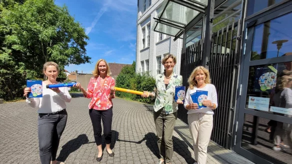 Staffel&uuml;bergabe: Katharine Lammert (von links) &uuml;bernimmt von Ute Reichert den Bereich Beruf und EDV, diese wiederum &uuml;bernimmt von Dr. Petra Heider, die als P&auml;dagogin ausscheidet und k&uuml;rzer tritt, das Ressort Gesellschaft. Einzig Claudia Tunsch beh&auml;lt ihren Aufgabenbereich Gesundheit und Kultur. - &copy; Astrid Sewing