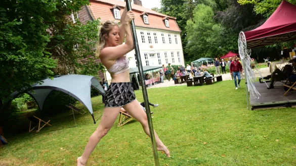 Mit einem bunten und abwechslungsreichen Programm hat das Team des Vereins zur Erhaltung des Wasserschlosses zum Sommerfest aufgewartet. Sunna Brunsiek bot beeindruckende Pole-Dance-Einlagen. - &copy; Nicole Ellerbrake
